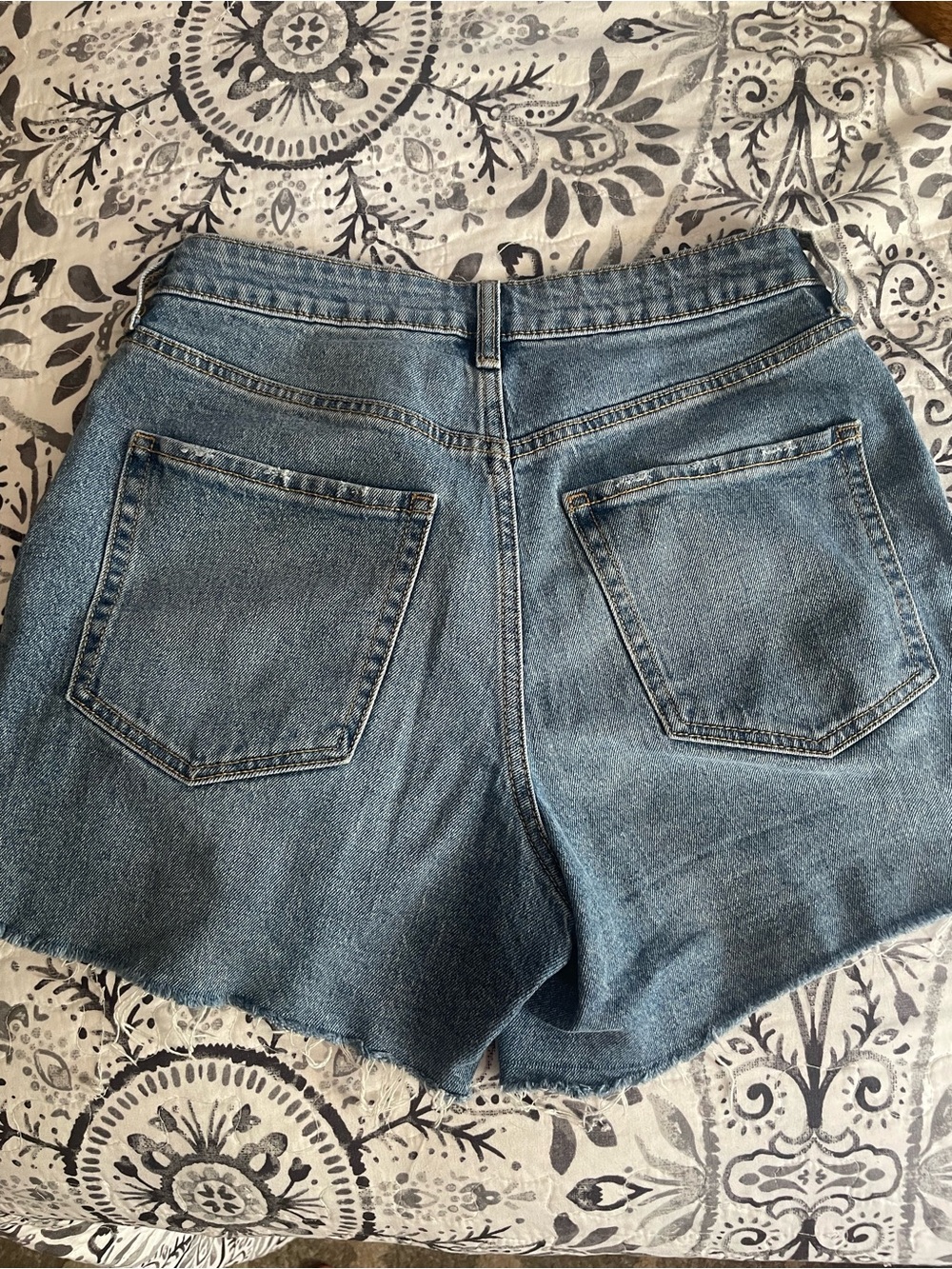 Old Navy Light Blue High-Rise Curvy Jean Shorts - Picture 4 of 5